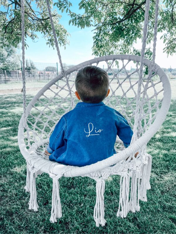 Peuter met Babybugz jeansvest geborduurd op naam te Antwerpen