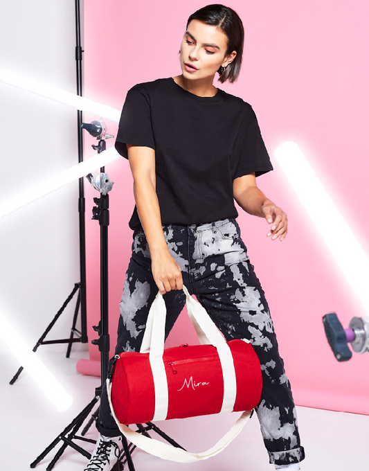 Te personaliseren mini barrel bag van bagbase geborduurd met naam tekst of logo , gebruikt als sporttas gemaakt te Antwerpen