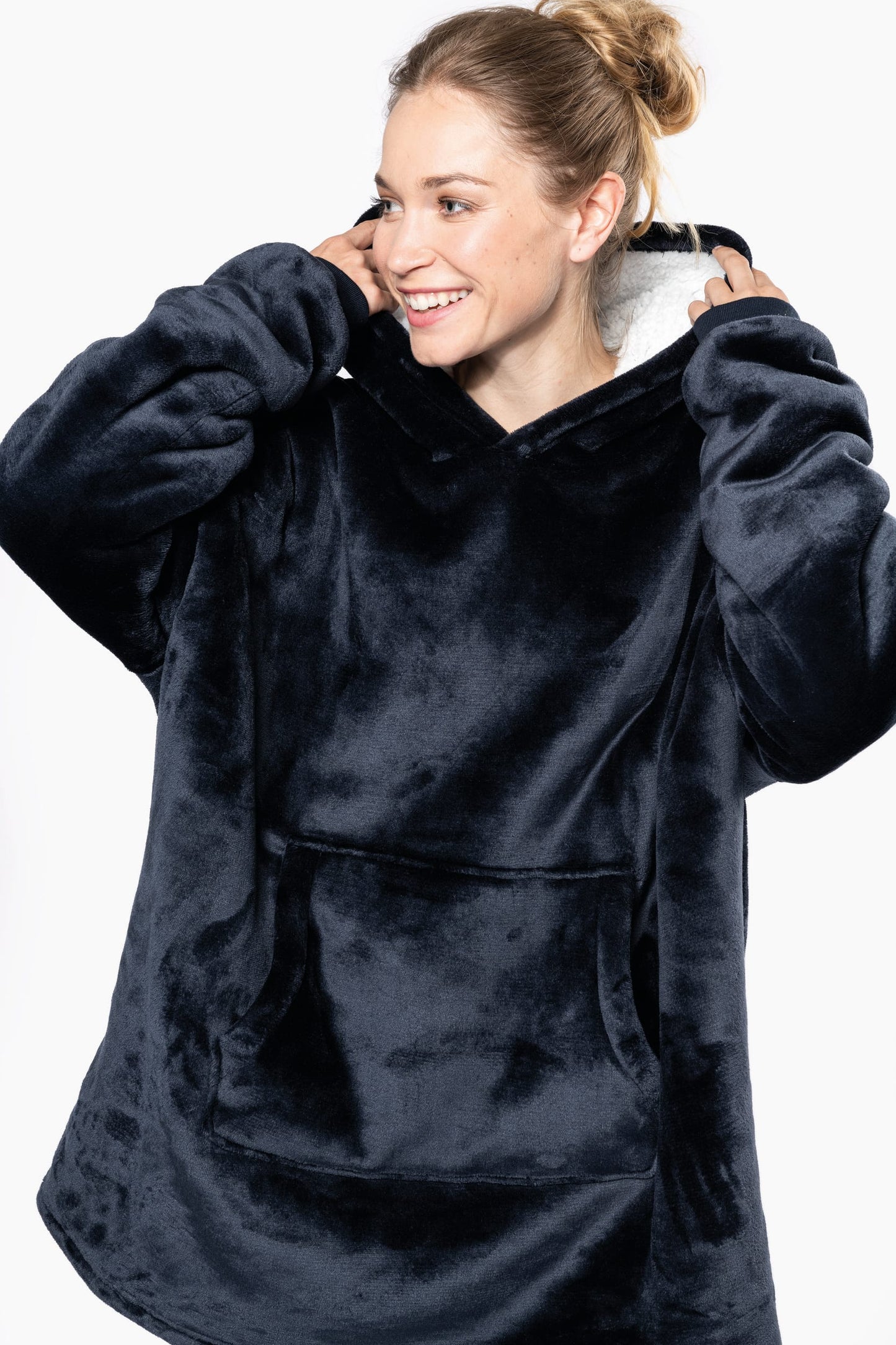 Gepersonaliseerde surf poncho of badjas vrouw geborduurd met naam tekst of logo Kariban Antwerpen