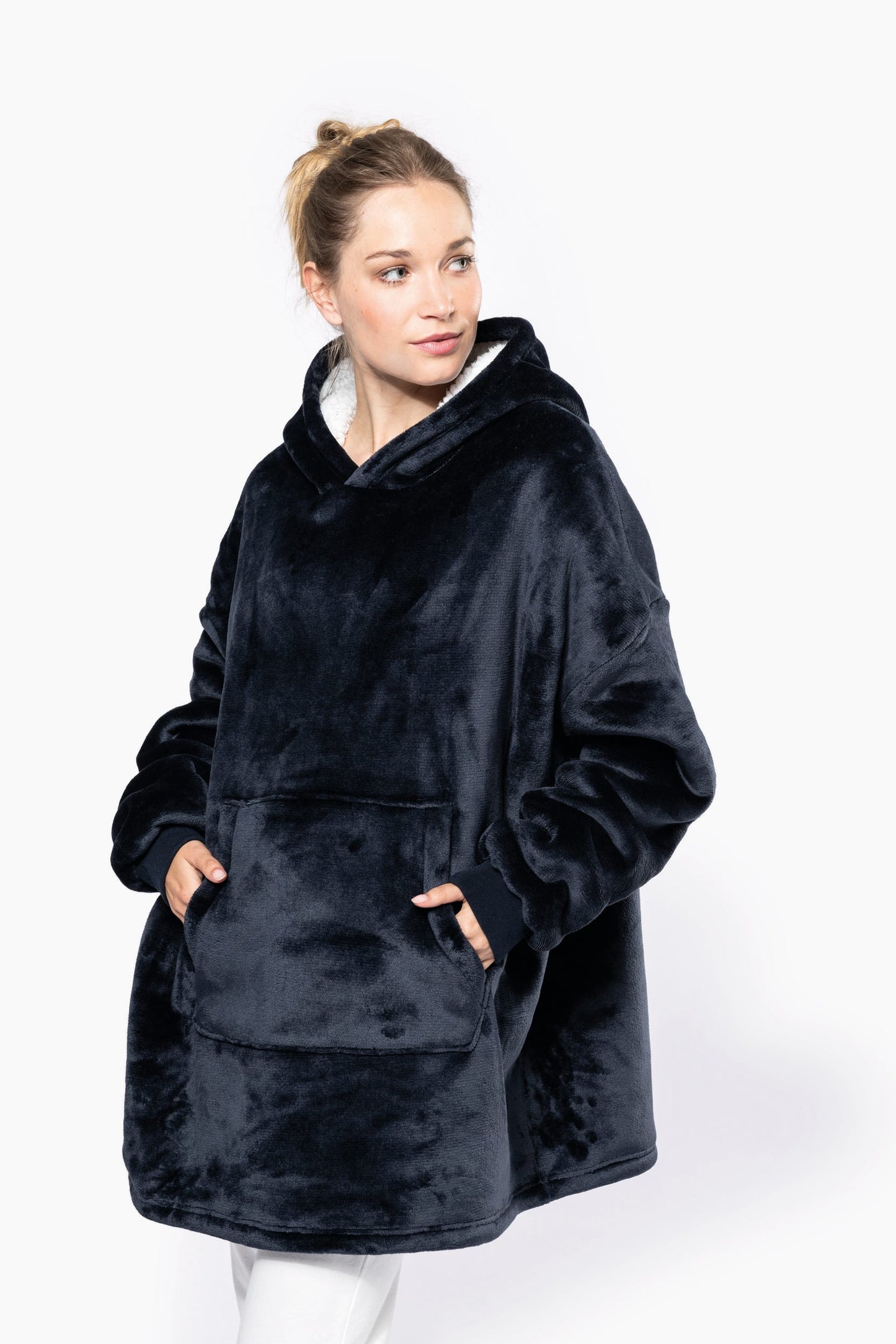 Gepersonaliseerde hooded surf poncho of badjas met kap geborduurd met naam tekst of logo Kariban Antwerpen