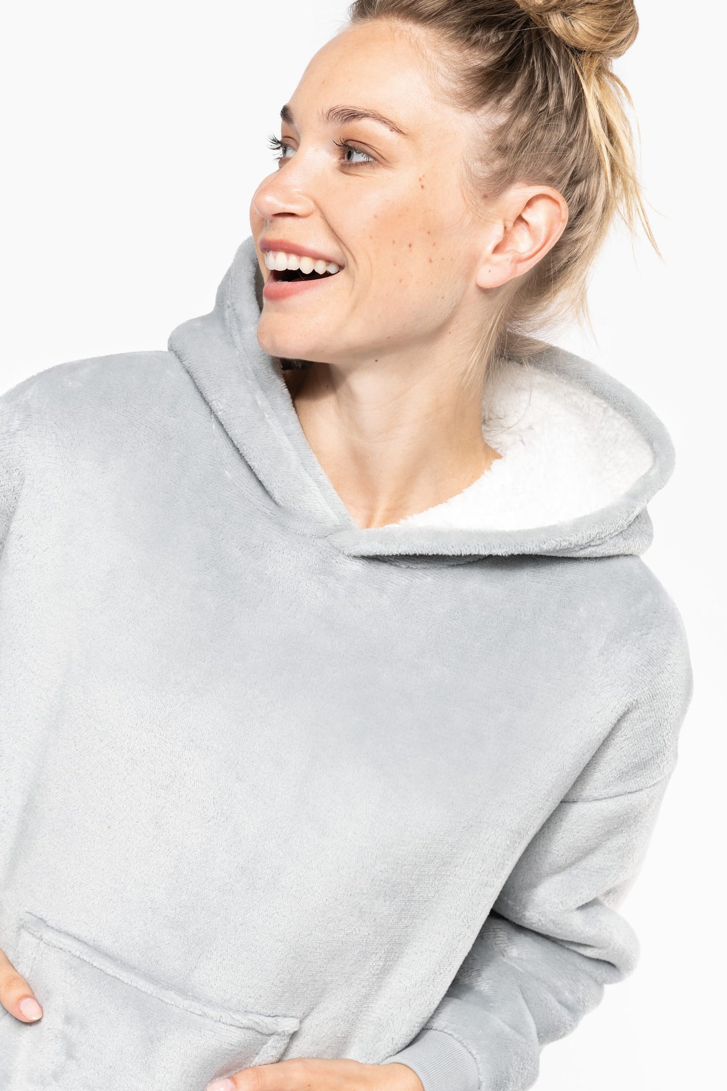 Gepersonaliseerde comfy surf poncho of badjas geborduurd met naam tekst of logo Kariban Antwerpen