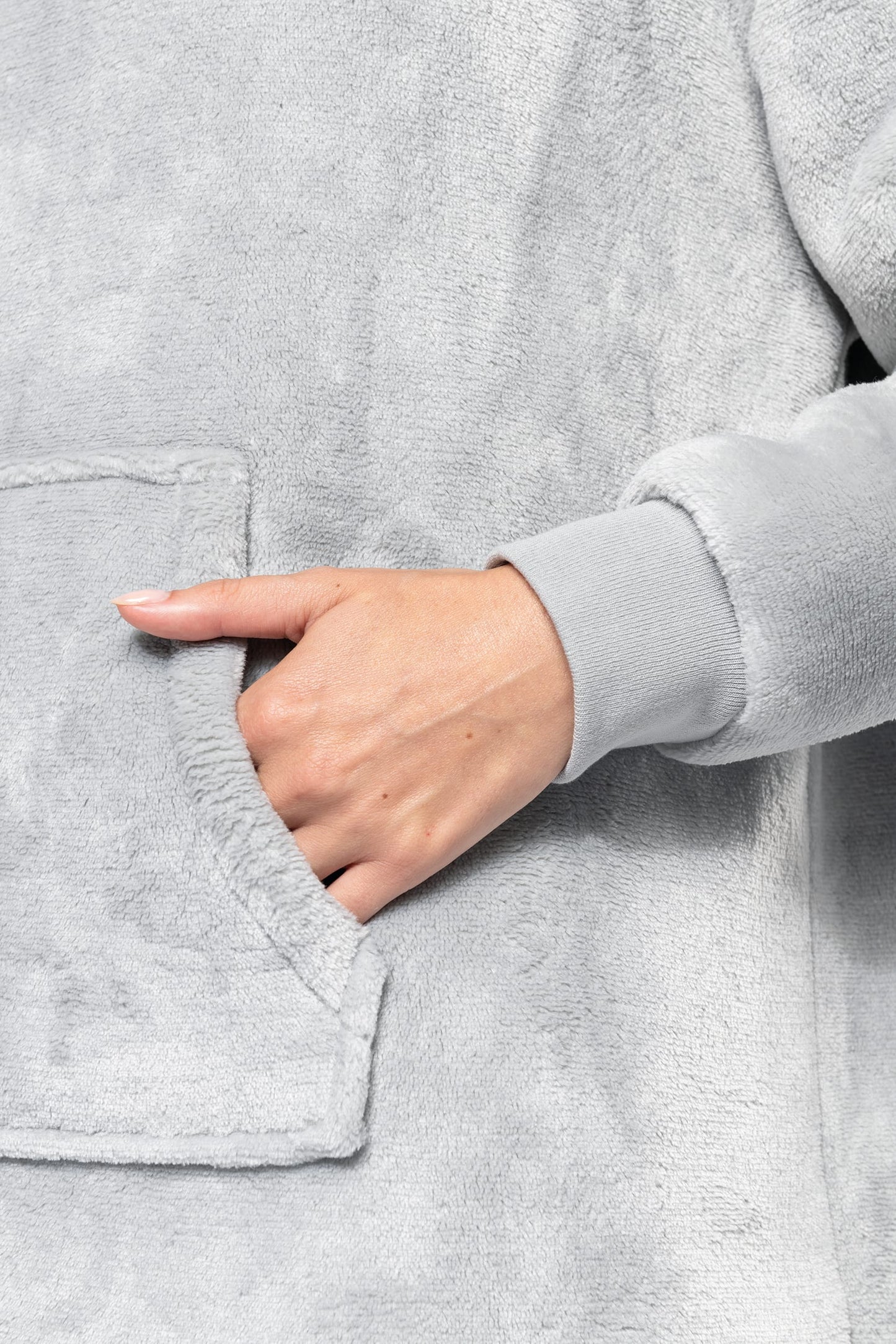 Detail van gepersonaliseerde surf poncho of badjas geborduurd met naam tekst of logo Kariban Antwerpen