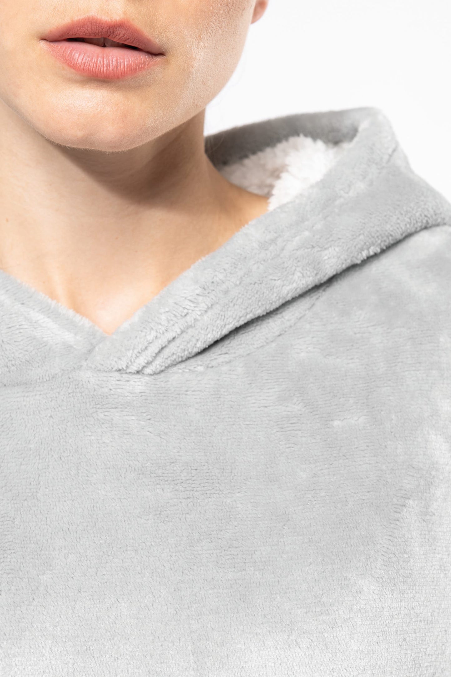 Gepersonaliseerde surf poncho of badjas met kap geborduurd met naam tekst of logo Kariban Antwerpen