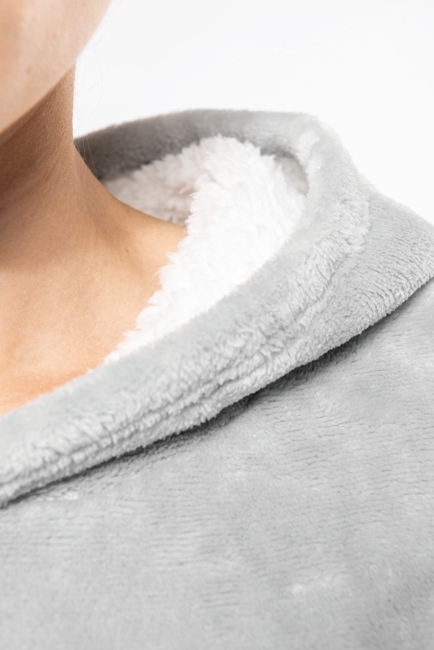 Gepersonaliseerde hooded surf poncho of badjas geborduurd met naam tekst of logo Kariban Antwerpen