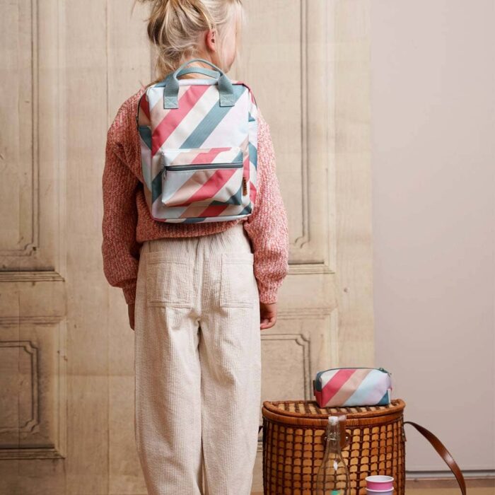 Gepersonaliseerde kleurrijk gestreepte Kinder rugzak van het merk Engel. Geborduurd op naam te Antwerpen