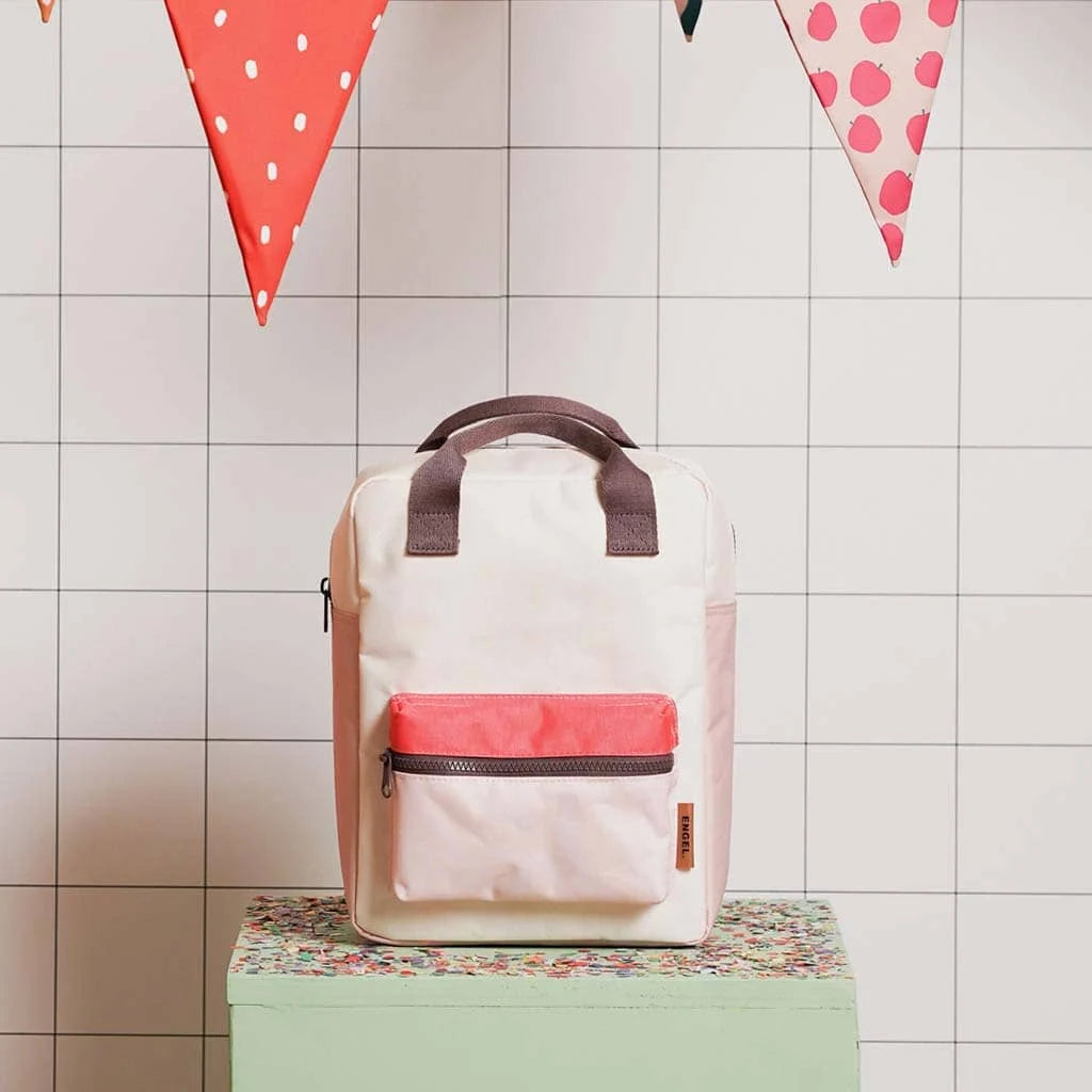 Op naam te personaliseren pastel kleurige Kinder rugzak van het merk Engel. geborduurd op naam te Antwerpen