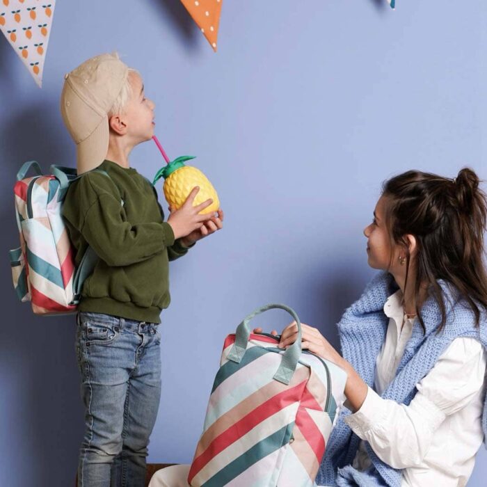 Op naam te personaliseren kleurrijke gestreepte Kinder en tiener of volwassen rugzak van het merk Engel. geborduurd op maat te Antwerpen