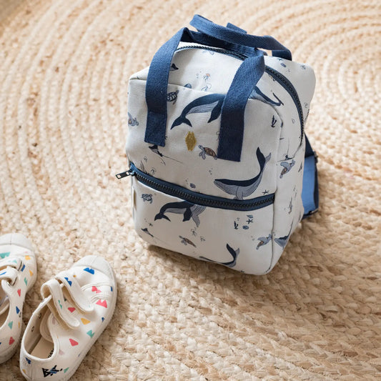 Gepersonaliseerde kleuter of baby rugzak met walvis en schildpad print van het merk Milinane geborduurd op naam