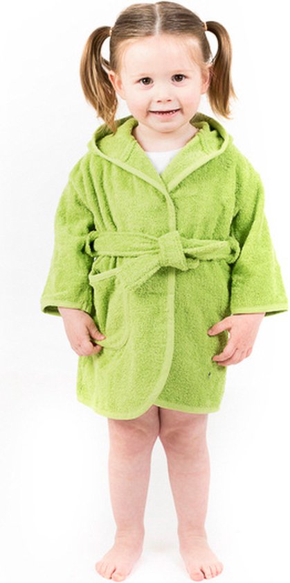 Peuter met zachte gepersonaliseerde groene badjas op naam van het merk Tiseco