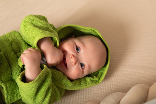 Gepersonaliseerde groene baby badjas op naam van het merk Tiseco