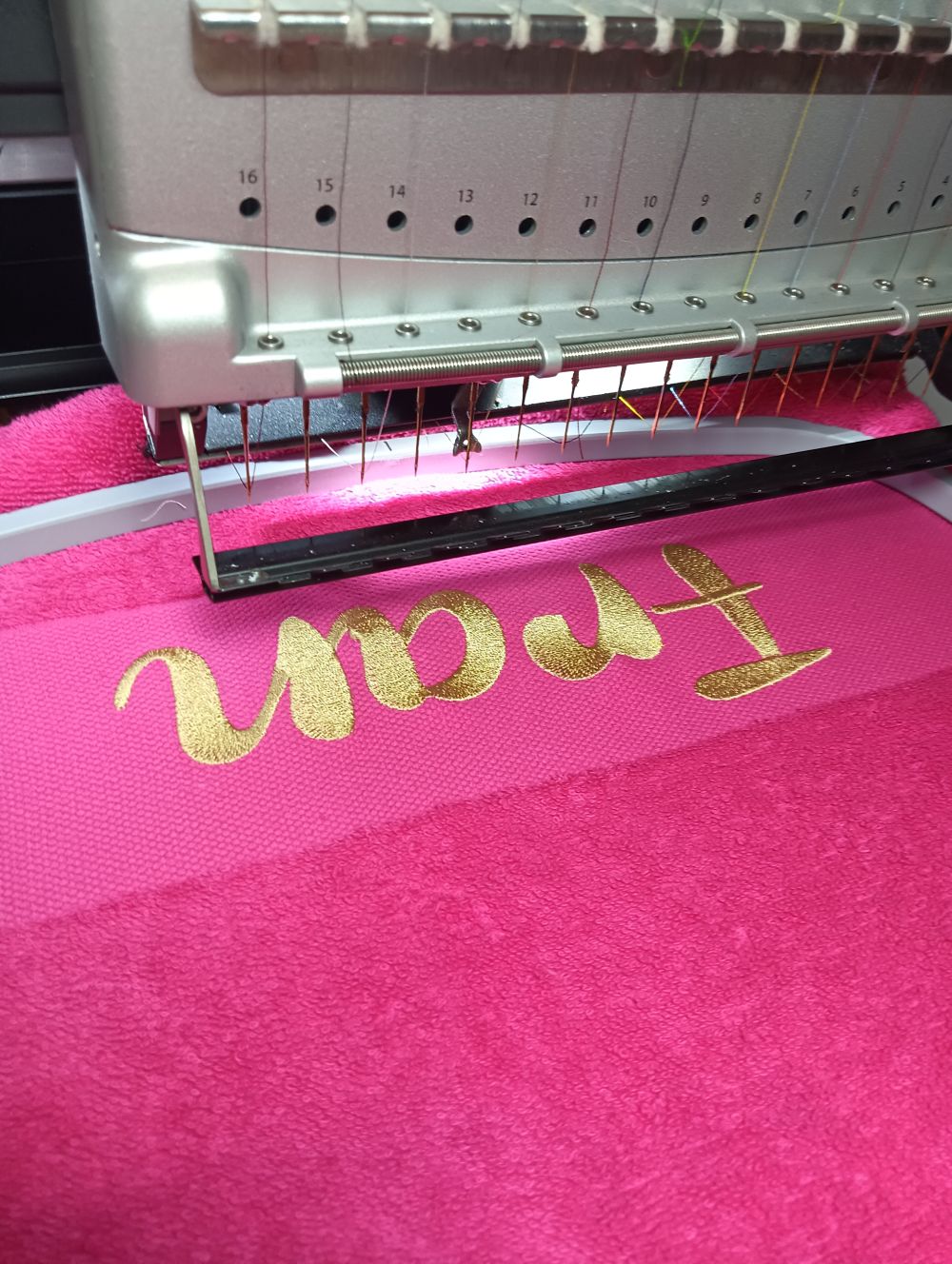 Roze gepersonaliseerde handdoek in het goud op naam geborduurd