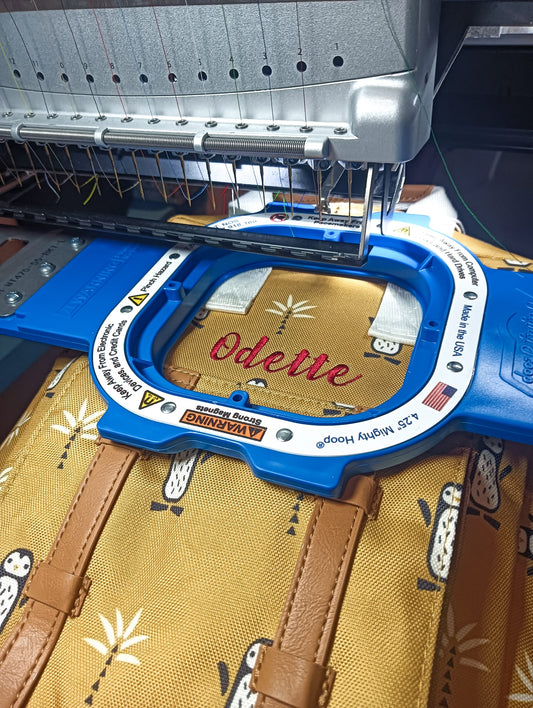 Geborduurde naam op fresk rugzak kleuter Antwerpen personalisatie