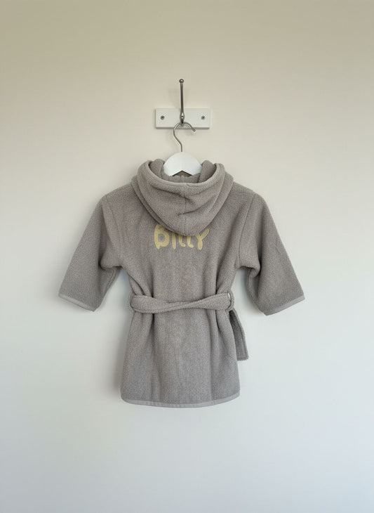 Gepersonaliseerde baby badjas met geborduurde naam in goud