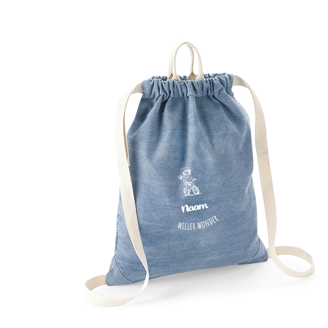 Gepersonaliseerde jeans turnzak of zwemzak van bagbase bedrukt op naam en sport met tekening van wielrenner