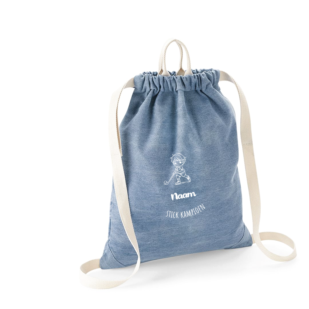 Gepersonaliseerde jeans turnzak of zwemzak van bagbase bedrukt op naam en sport met tekening van jongen die hockey speelt