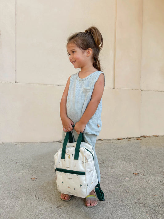 Kleuter met fepersonaliseerde baby of kinder rugzak met surf girl print van het merk Milinane geborduurd op naam