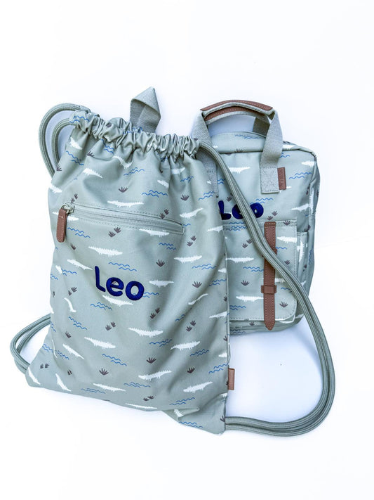 Geborduurde zwemzak en rugzak met krokodillen motief van Fresk met naam kind