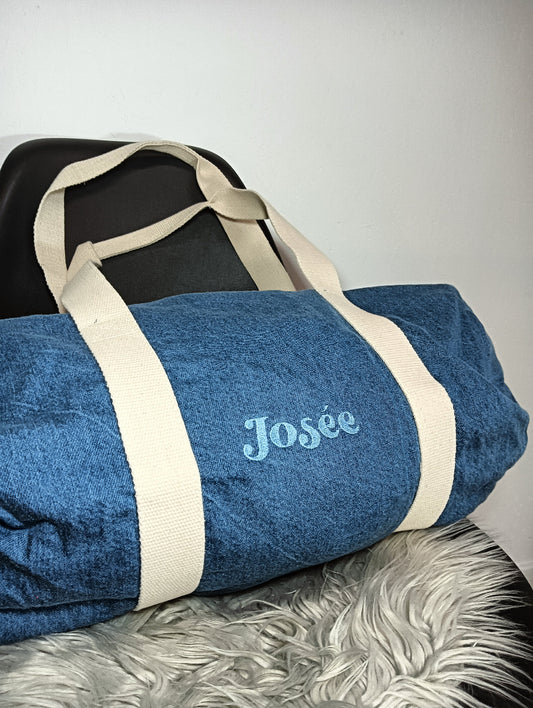 Gepersonaliseerde jeans weekendtas of luiertas stijlvol geborduurd op naam Bagbase Antwerpen