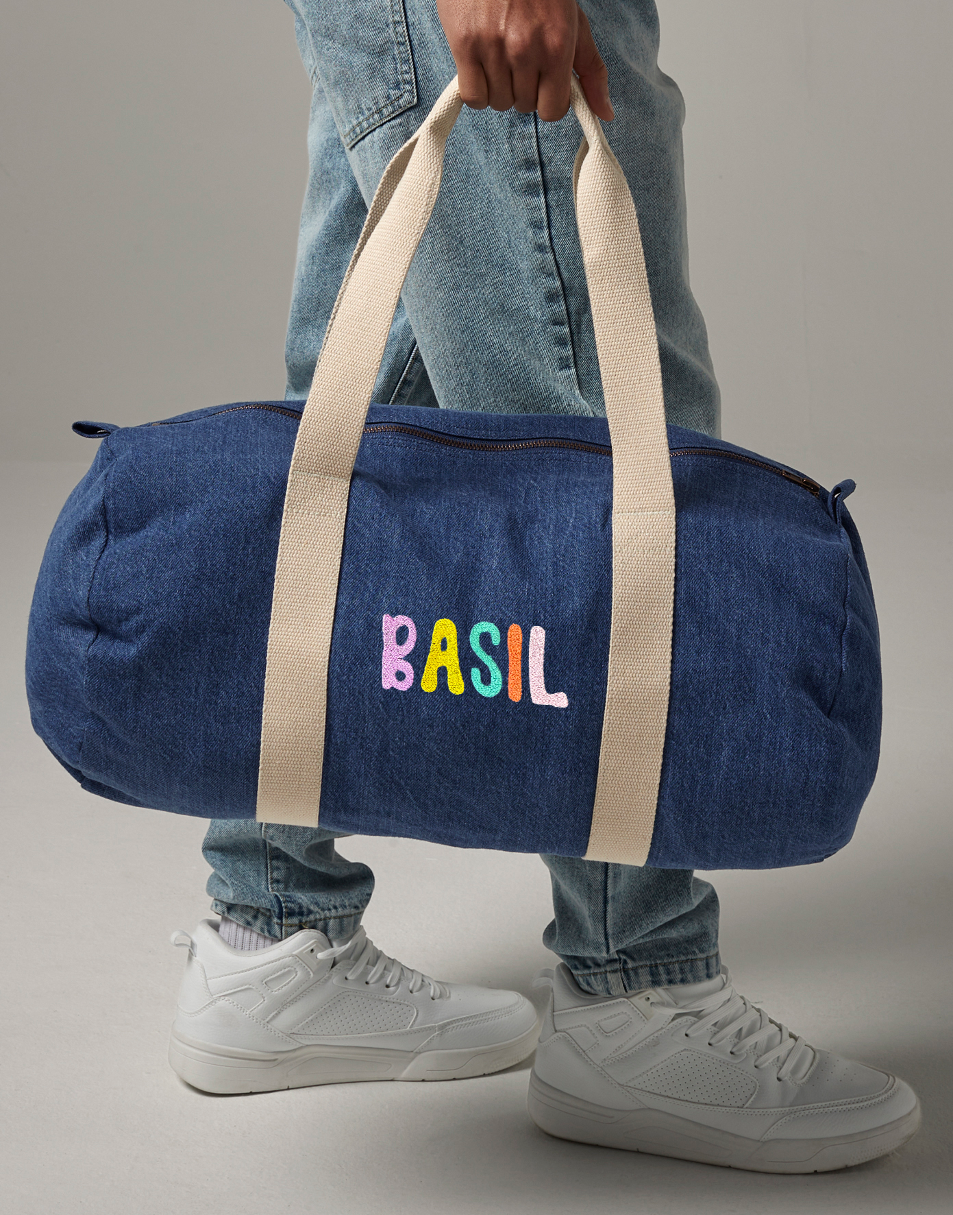 Te personaliseren jeans barrel Bag geborduurd met kleurrijke naam