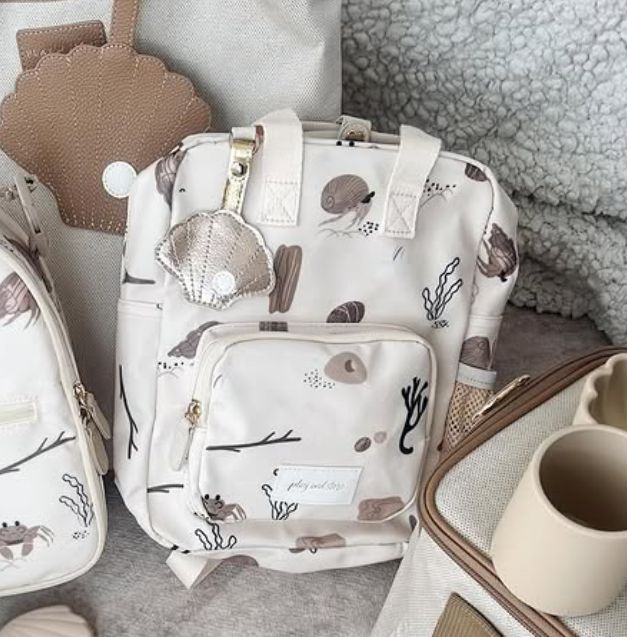 Gepersonaliseerd baby of kinder rugzakje met zee thema print van het merk Play and Store geborduurd op naam