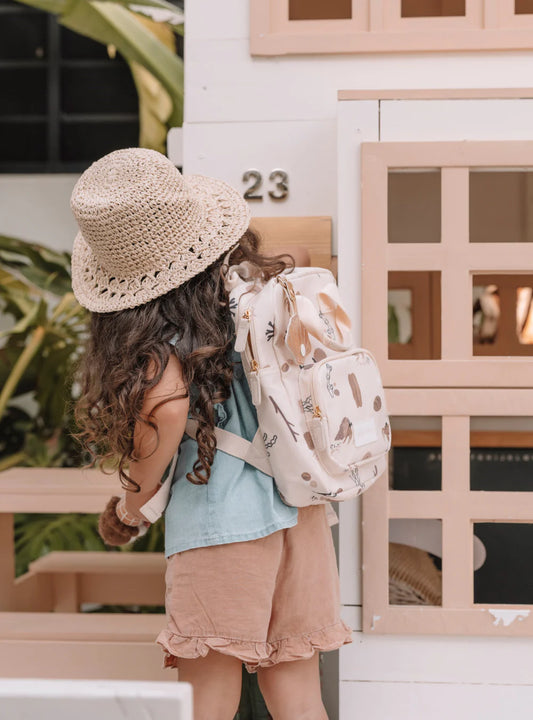 Meisje met gepersonaliseerde baby of kinder rugzak met zee schelpen print van het merk Play and Store geborduurd op naam