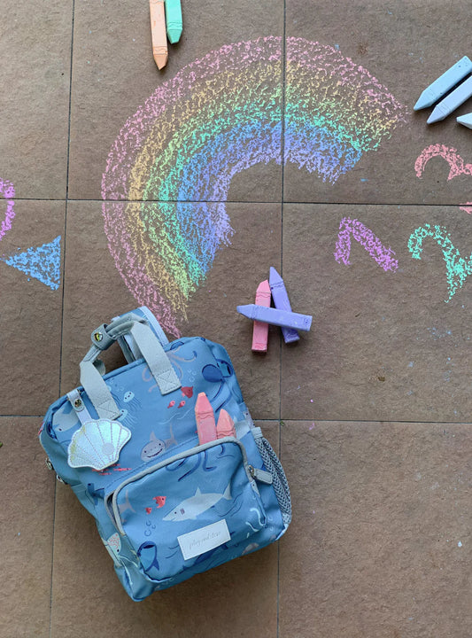 Gepersonaliseerde kleuter of kinder rugzak met zee thema print van het merk play and store geborduurd naam