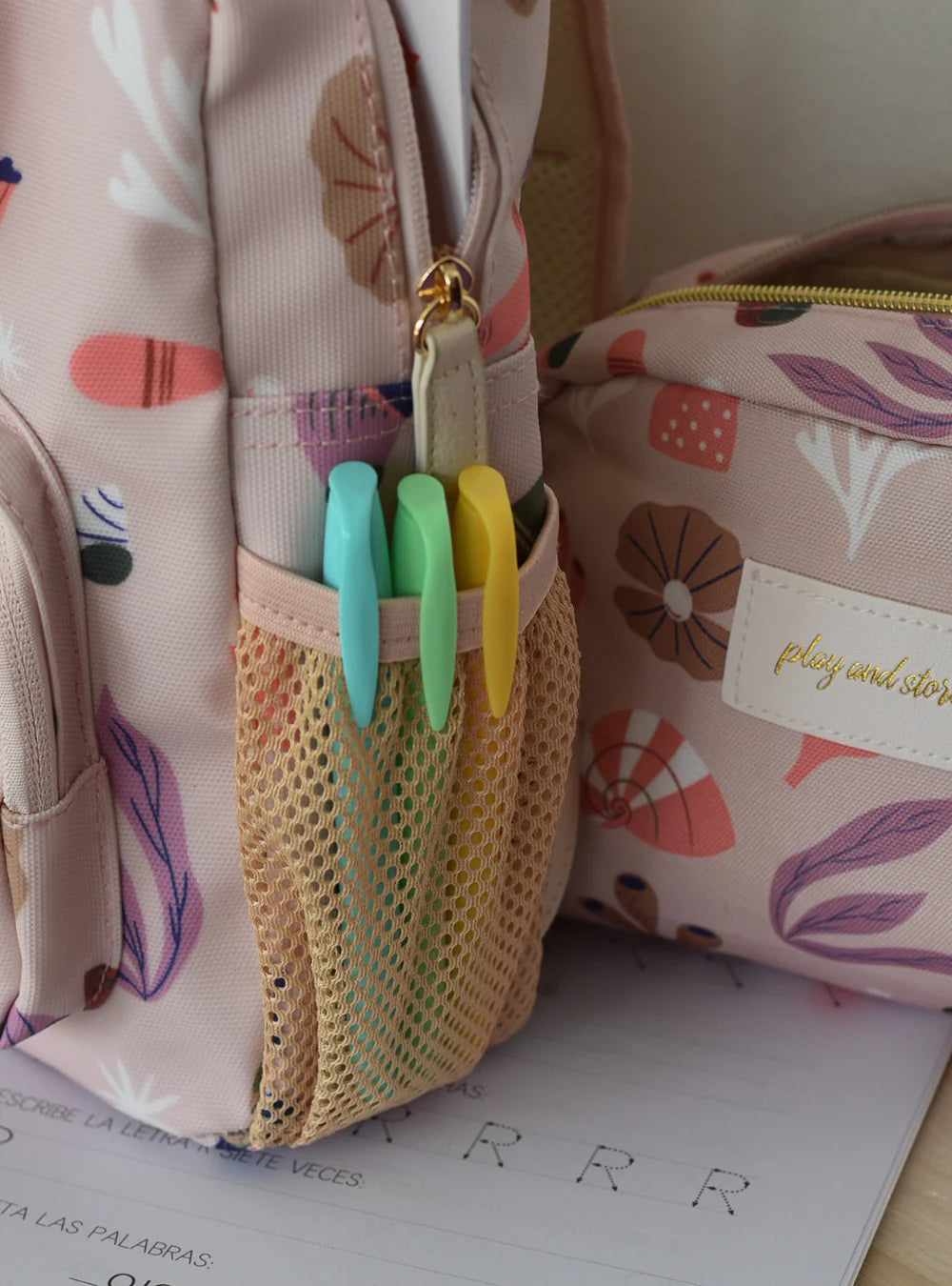 Gepersonaliseerde baby of kinder rugzak met zee schelpen print van het merk Play and Store geborduurd op naam