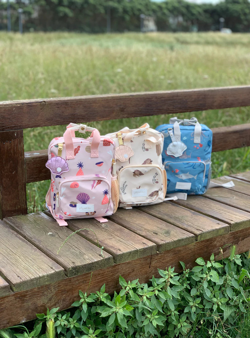 Gepersonaliseerde baby of kinder rugzakjes met zee thema print van het merk Play and Store geborduurd op naam