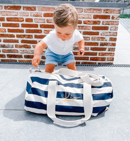 Gepersonaliseerde gestreepte weekendtas op maat geborduurd te Antwerpen met naam of tekst voor baby of kind van het Merk Westford Mill in marine stijl