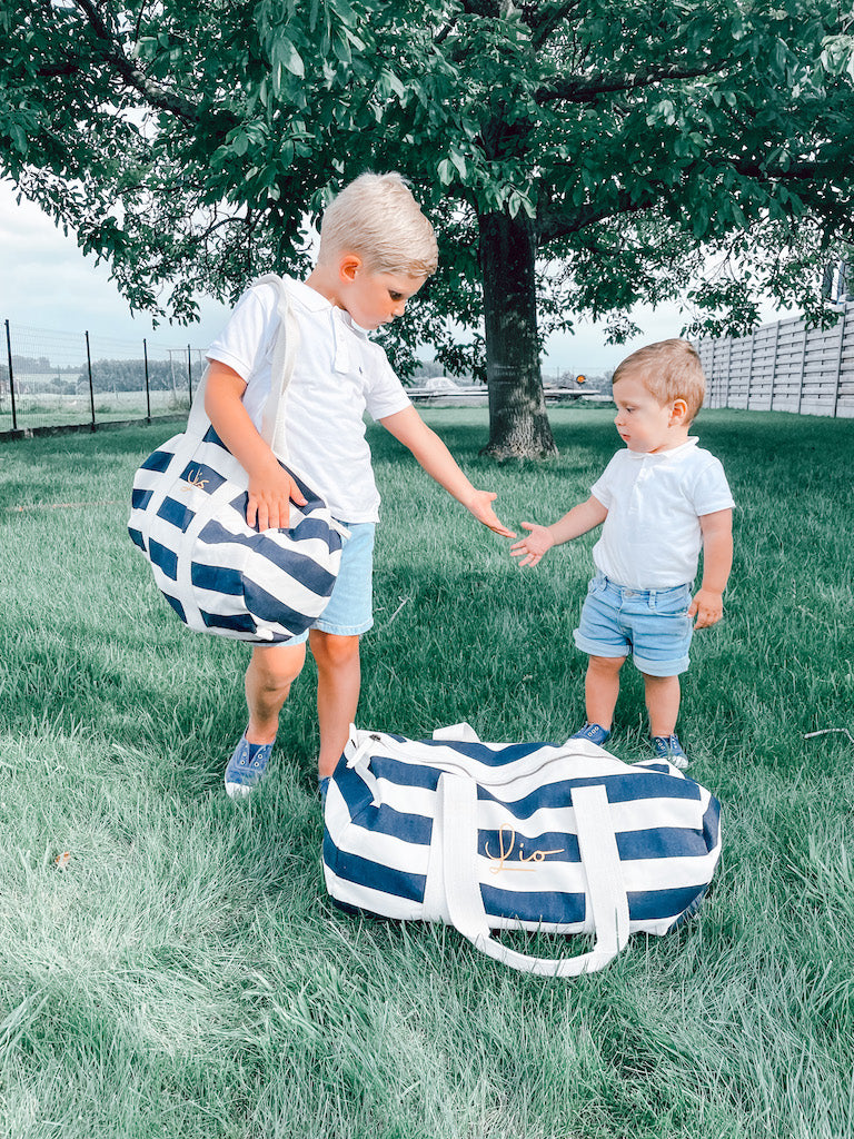 Gepersonaliseerde gestreepte weekendtas op maat geborduurd te Antwerpen met naam of tekst voor baby of kind van het Merk Westford Mill in marine stijl