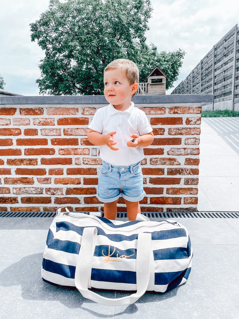 Gepersonaliseerde gestreepte luiertas op maat geborduurd te Antwerpen met naam of tekst voor baby of kind van het Merk Westford Mill in marine stijl