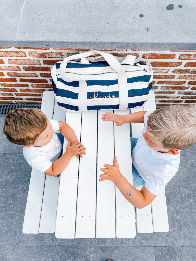 Gepersonaliseerde gestreepte weekendtas op maat geborduurd te Antwerpen met naam of tekst voor baby of kind van het Merk Westford Mill in marine stijl