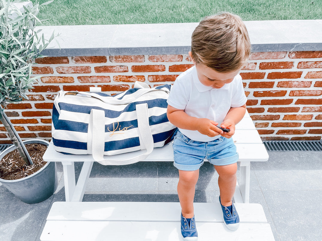 Gepersonaliseerde gestreepte reistas op maat geborduurd te Antwerpen met naam of tekst voor baby of kind van het Merk Westford Mill in marine stijl