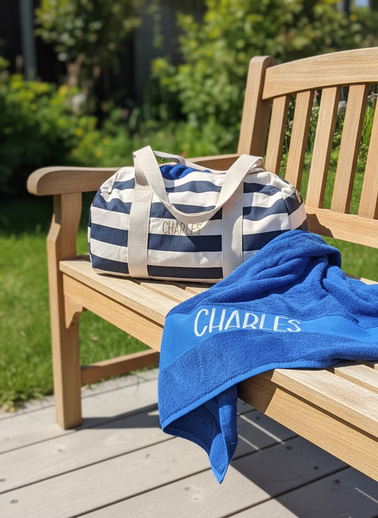 Handdoek en strandtas professioneel geborduurd met de naam van een tiener als geschenk