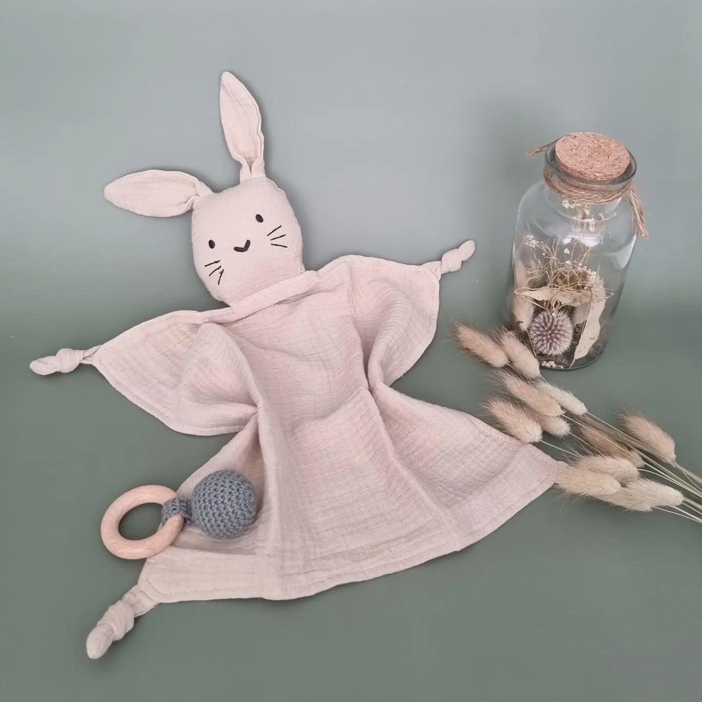 Knuffeldoekje met konijntje geborduurd met de naam van baby