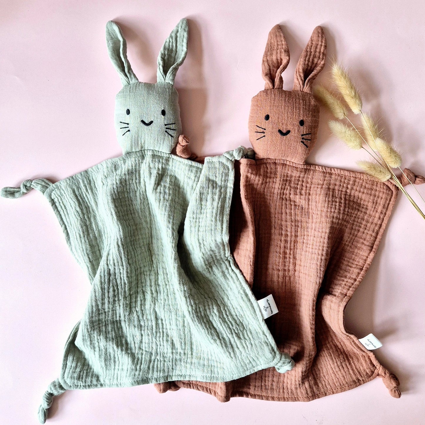 Doudou gepersonaliseerd geborduurd met naam baby en konijn