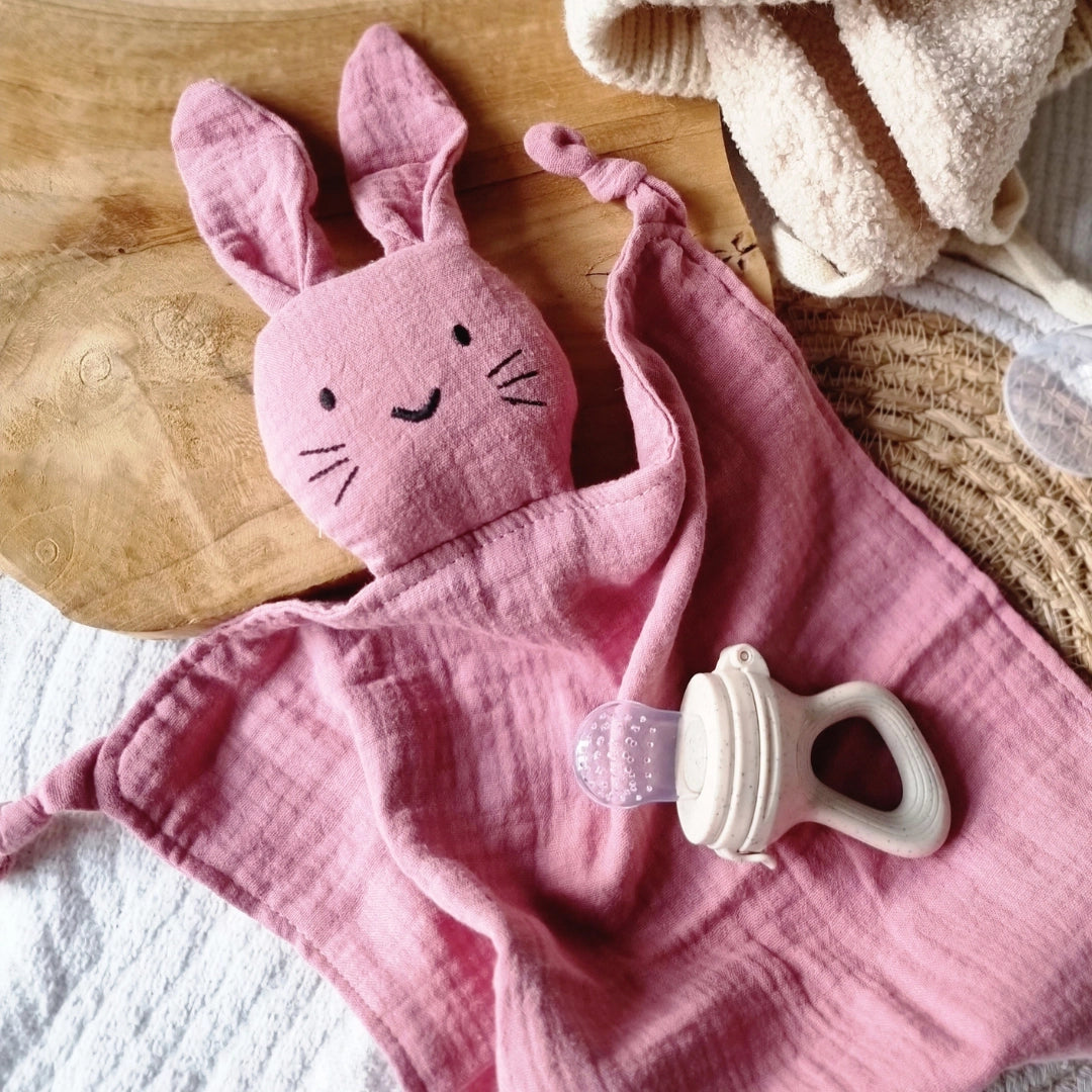 Knuffeldoekje met konijn en borduring met naam baby