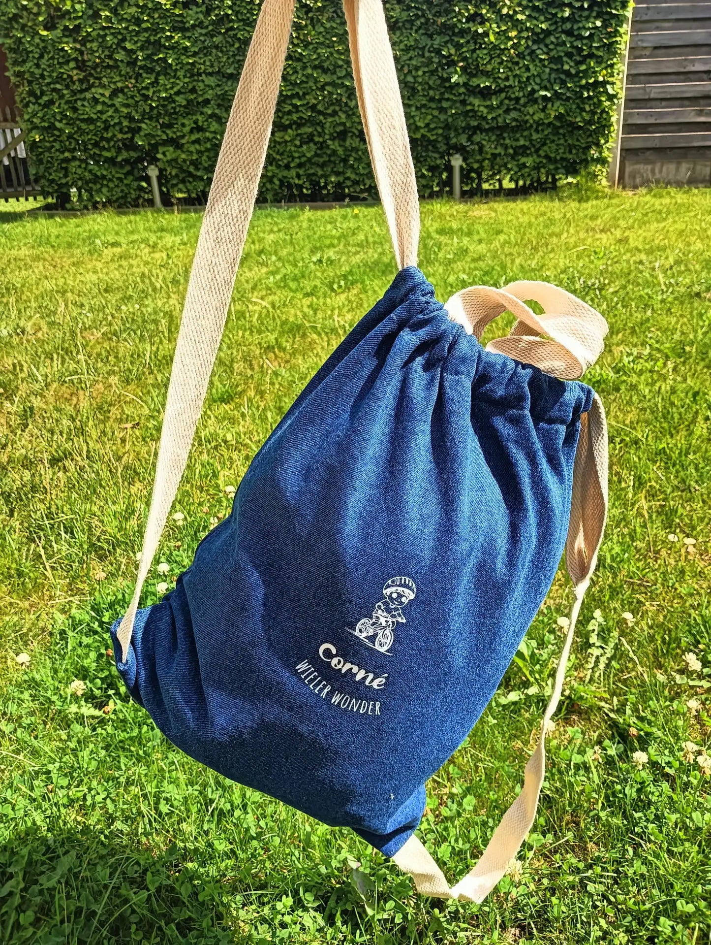Gepersonaliseerde jeans turnzak of zwemzak van bagbase bedrukt op naam en sport met tekening van fietser