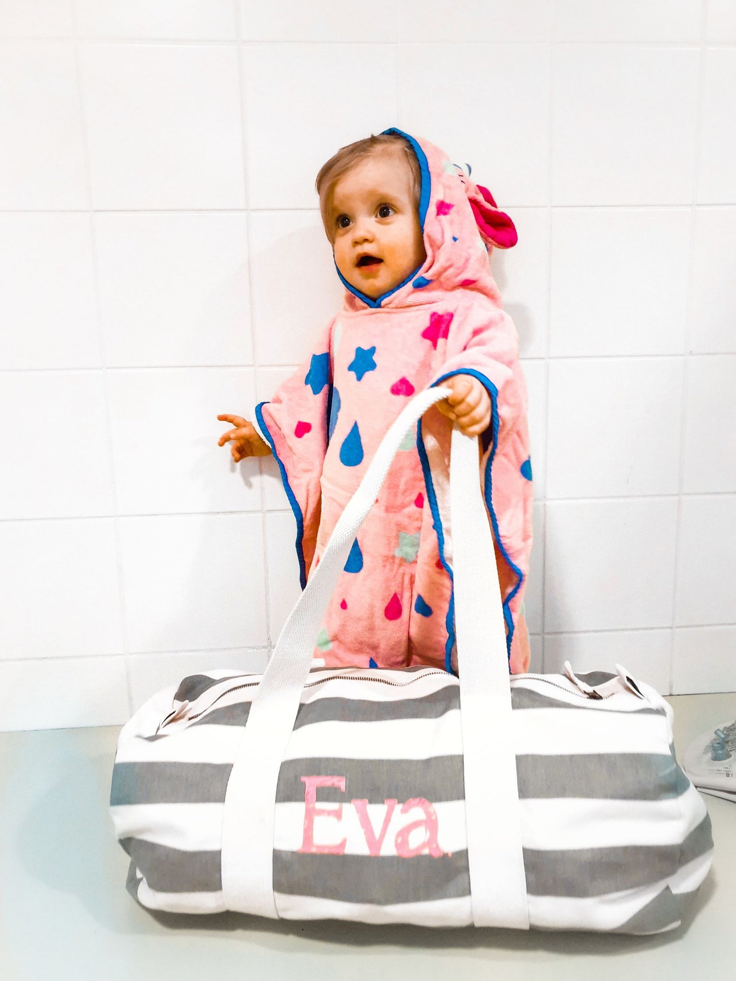 Gepersonaliseerde gestreepte zwemzak of sporttas op maat geborduurd te Antwerpen met naam of tekst voor baby of kind van het Merk Westford Mill in marine stijl