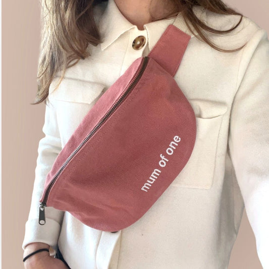 Gepersonaliseerd geschenk voor een mama van één als geborduurd heuptasje