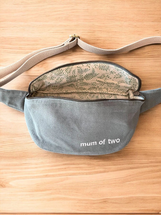 Gepersonaliseerde cross body bananen heuptasje met geborduurde tekst mama van twee