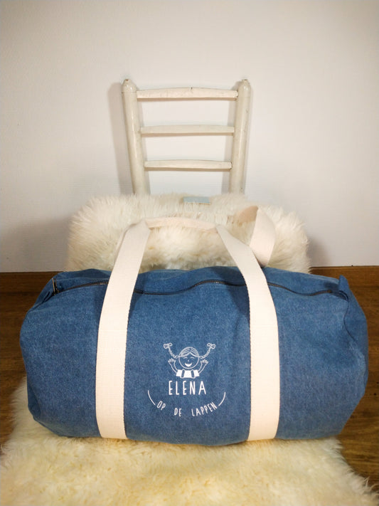 Unieke gepersonaliseerde jeans weekendtas of luiertas bedrukt met de naam kind en opschrift op de lappen Bagbase Antwerpen