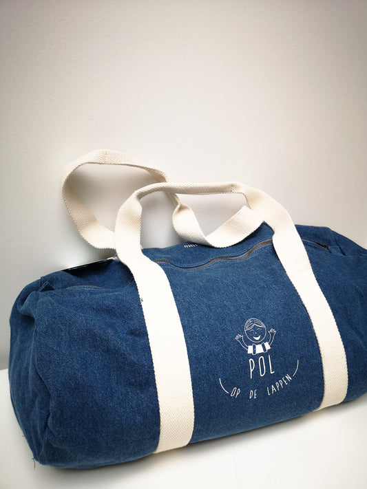 Kwalitatieve gepersonaliseerde jeans weekendtas of sporttas bedrukt met een speelse jongen, de naam kind en opschrift op de lappen Bagbase Antwerpen