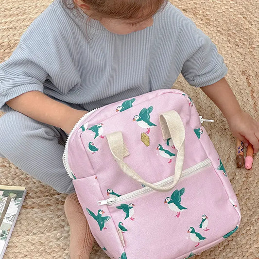 Kleuter met gepersonaliseerde baby of kinder rugzak met Papegaai of vogeltjes print van het merk Milinane geborduurd op naam