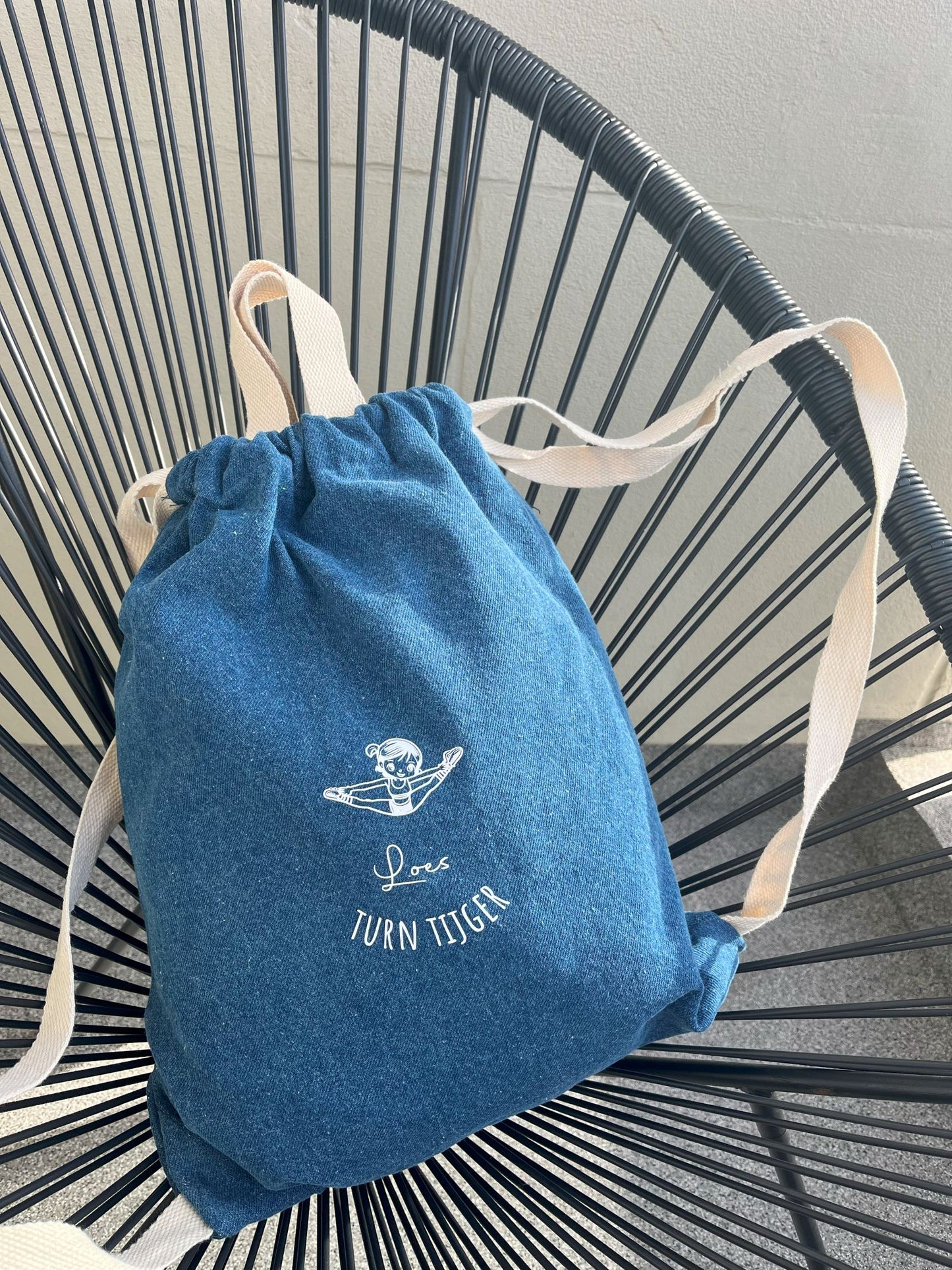 Gepersonaliseerde jeans turnzak of zwemzak van bagbase bedrukt op naam en sport met tekening van turnster of gymnastiek