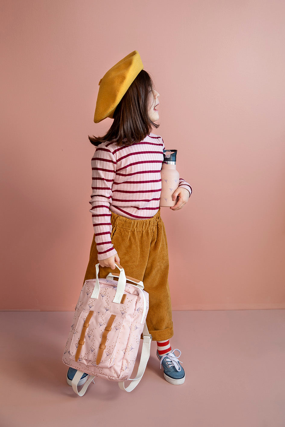 Meisje met gepersonaliseerde weekendtas Fresk Stijlvol op naam geborduurd te Kletskop Antwerpen