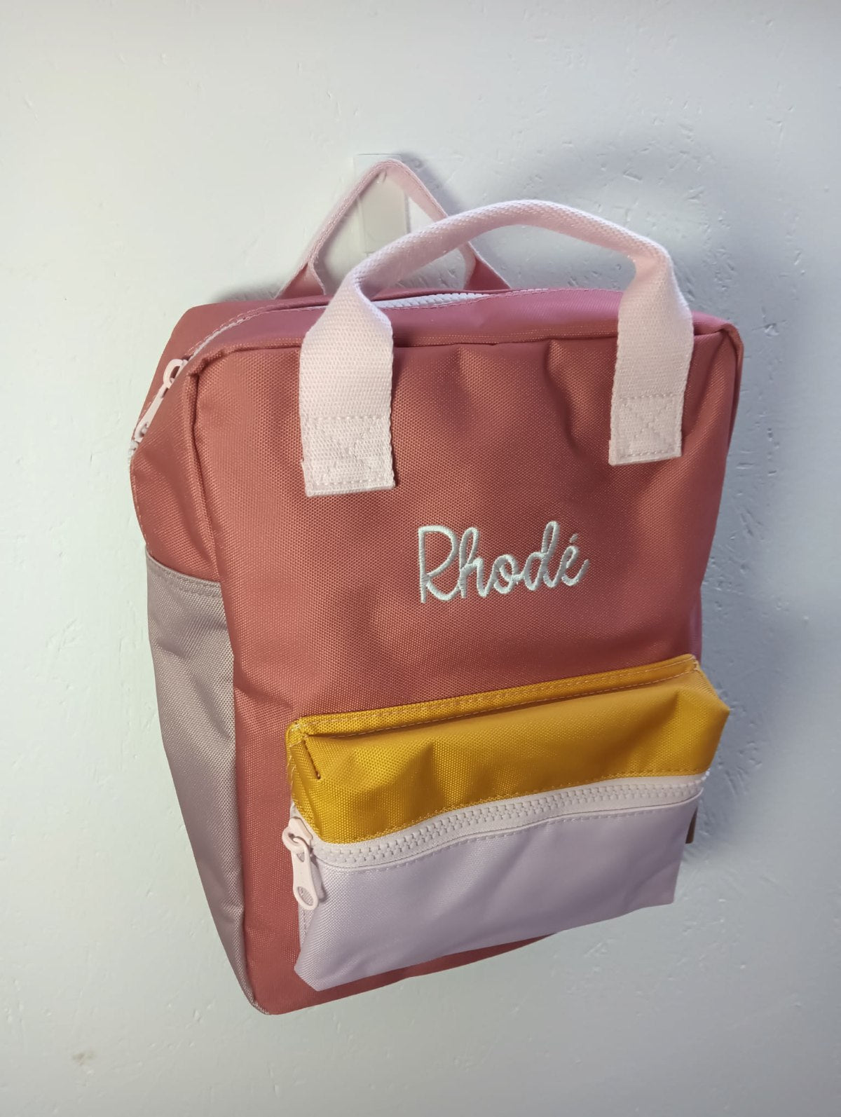 Kleurrijke kleuter rugzak geborduurd op naam van het design merk Engel