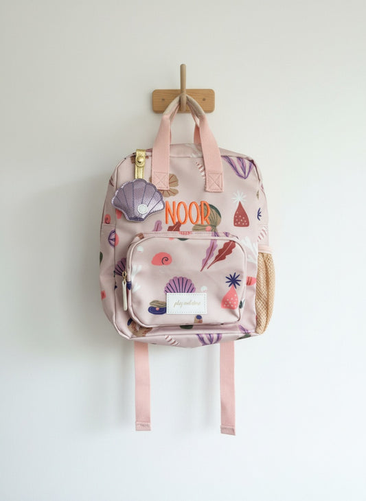 Gepersonaliseerde kinder rugzak schelpen print met geborduurde naam van Play and Store