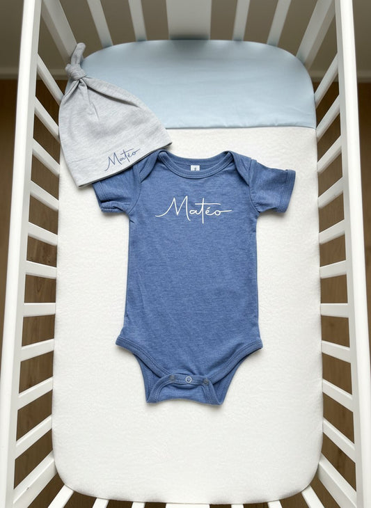Setje met een gepersonaliseerde romper op naam van de baby en een bijhorend mutsje gratis