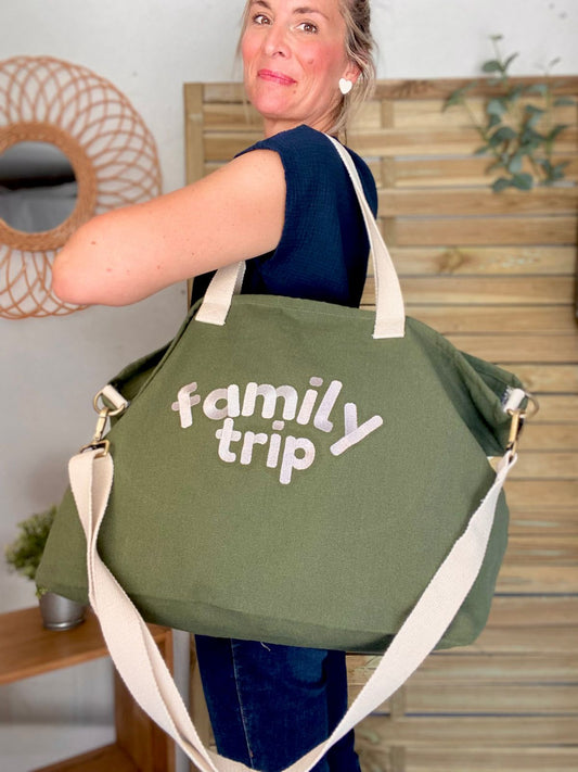 Grote weekendtas met geborduurde tekst family trip van Hindbag